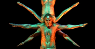 Trio de contorsion et de portés acrobatiques