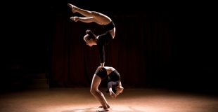 Contorsionnistes femmes en duo